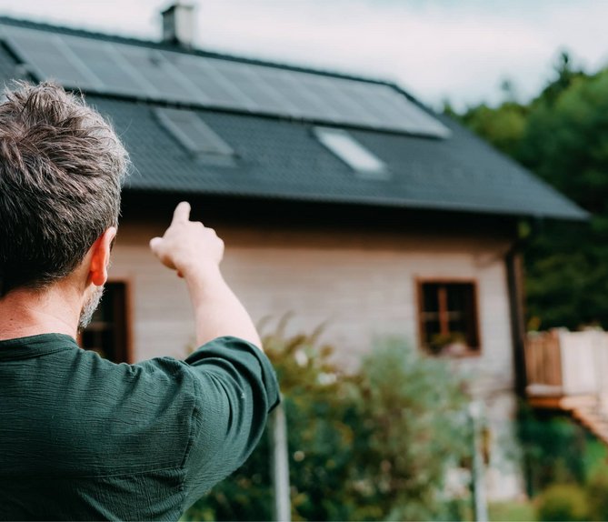 Bild mit Vater und Sohn vor Solaranlage, Link: Solar-Check machen
