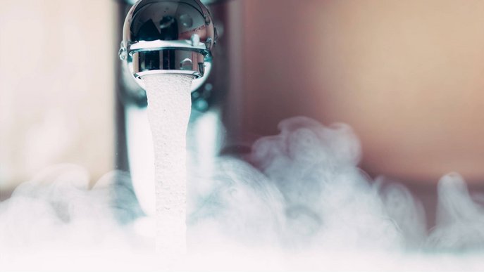 Bild zeigt Wasser, das aus einem Wasserhahn fließt, Symbolbild für Warmwasser durch Solarthermie
