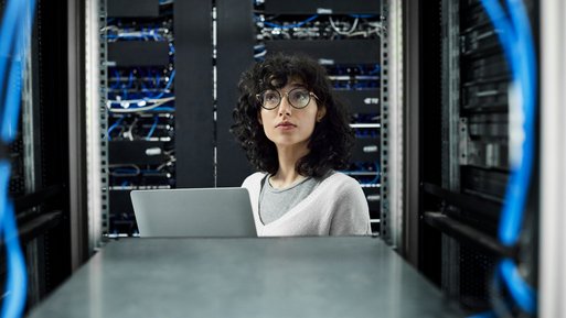 Mitarbeiterin im Datenzentrum, verdeutlicht reibungslose Abläufe und exzellenten Service bei ENTEGA Business Voice Premium.