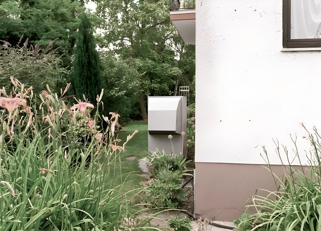 Bild zeigt Wärmepumpe neben einem Haus – Thema: Wärmepumpenstrom.