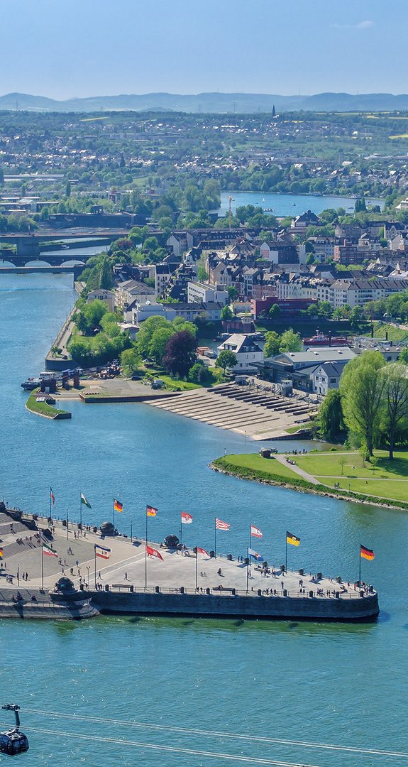 Deutsches Eck mit Reiterdenkmal an der Flussmündung, Ökostrom Koblenz steht für nachhaltige Energie in historischer Stadtlandschaft.