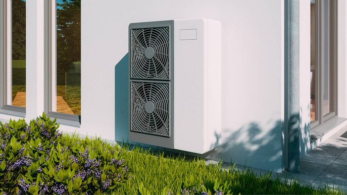 Bild zeigt eine an der Hauswand installierte Wärmepumpe