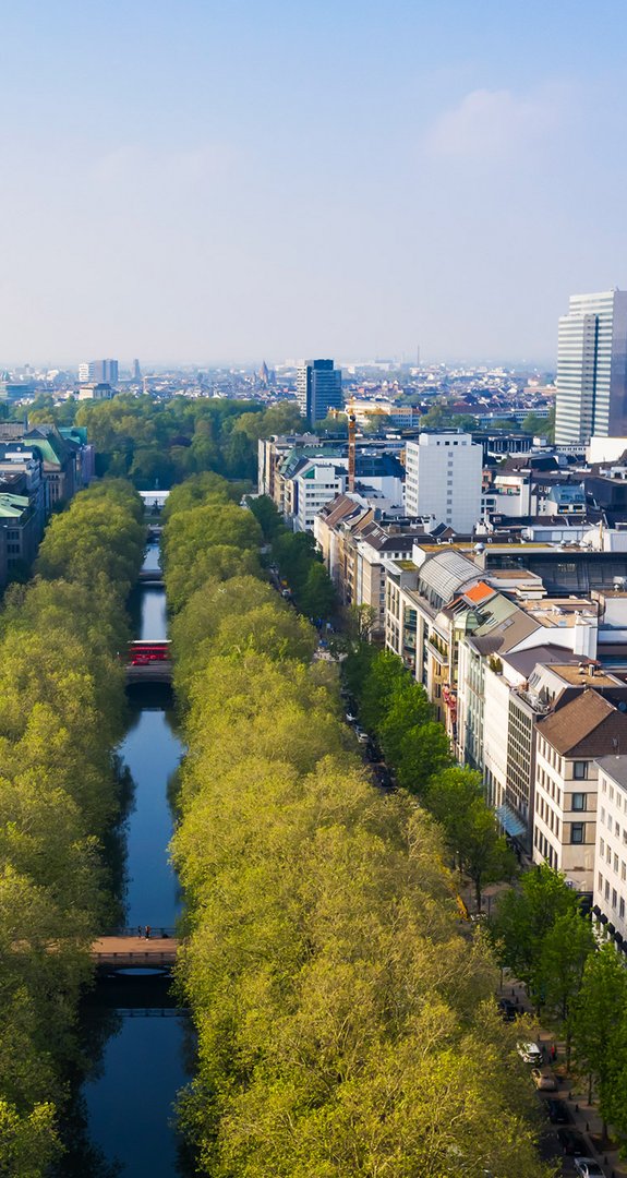 Luftaufnahme der Düsseldorfer Innenstadt mit viel Grün und Wasser, Fokus auf urbane Lebensqualität und Ökostrom Düsseldorf.