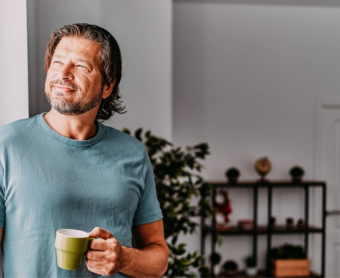 Bild mit lächelndem Mann am Fenster, Link: Tarif berechnen