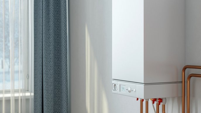 Gastherme mit Kupferrohren und Bedienfeld, Absperrventile sichtbar; Bezug zu Gastherme Kosten im hellen Innenraum.