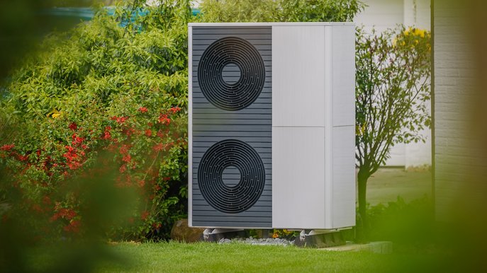 Bild zeigt eine Wärmepumpe im Garten – die Kosten für Anschaffung und Betrieb sind wichtige Aspekte bei der Entscheidung für eine Wärmepumpe.