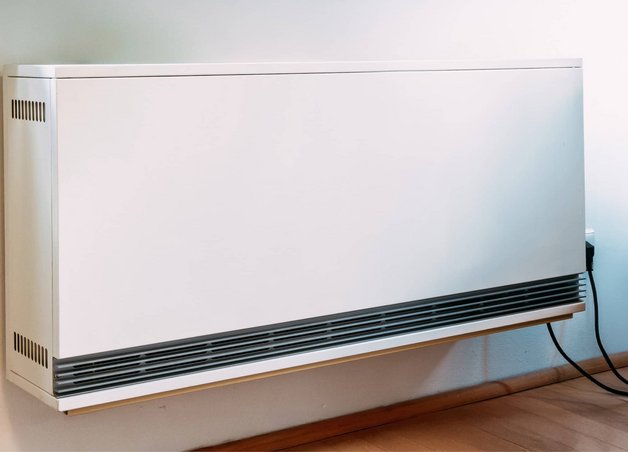 Bild zeigt eine Elektroheizung an einer Wand hängend