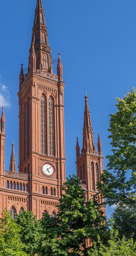 Marktkirche in Wiesbaden, umgeben von grünen Bäumen. ENTEGA als klimafreundlicher Ökostromanbieter in Wiesbaden.