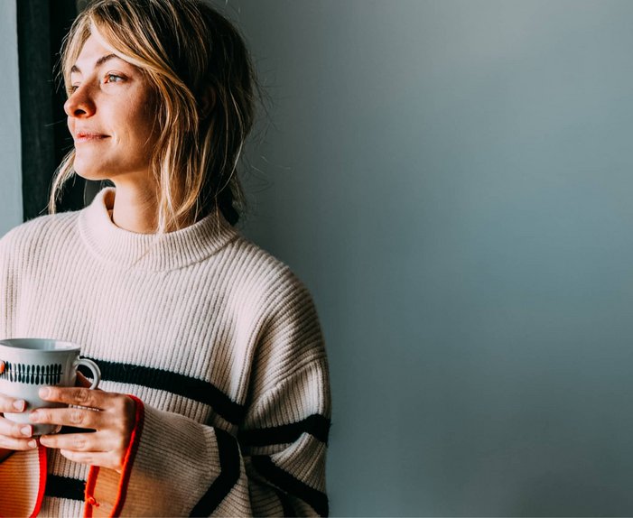 Bild mit Frau am Fenster, Link: Tarif berechnen