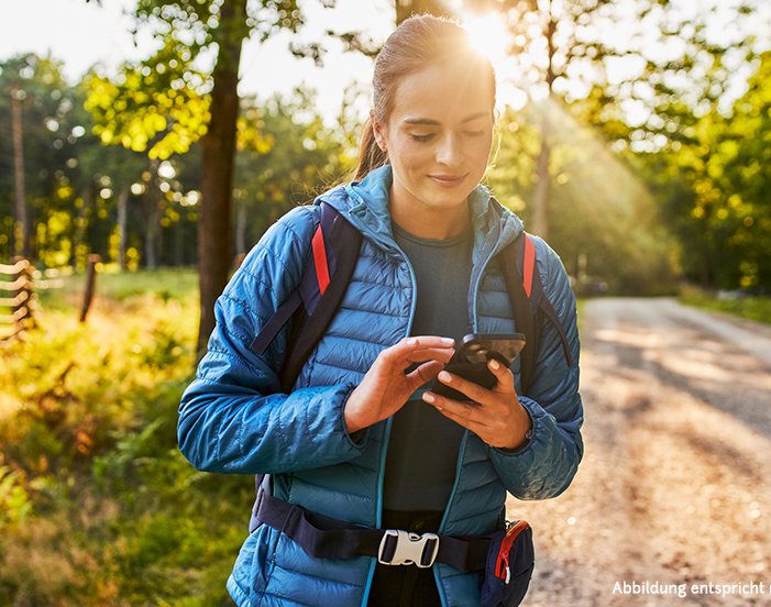 Auch bei Outdoor-Aktivitäten hält die Solar-Ladetasche das Handy geladen – für zuverlässige Orientierung unterwegs.