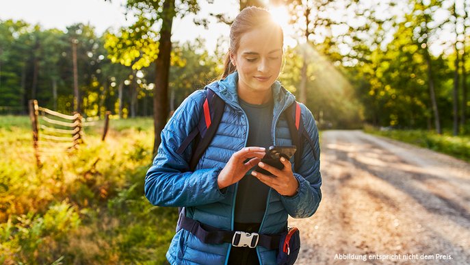 Auch bei Outdoor-Aktivitäten hält die Solar-Ladetasche das Handy geladen – für zuverlässige Orientierung unterwegs.