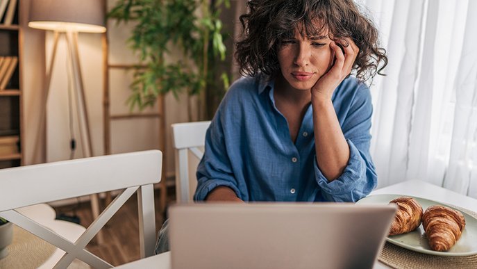 Foto zeigt junge Frau, die sich am PC über die Änderungen des 24-Stunden-Lieferantenwechsels, der am 6. Juni 2025 in Kraft getreten ist, informiert.
