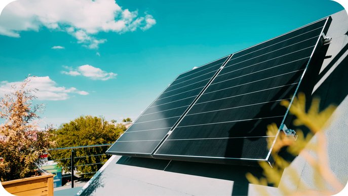 Bild zeigt Solarmodule auf einem Hausdach