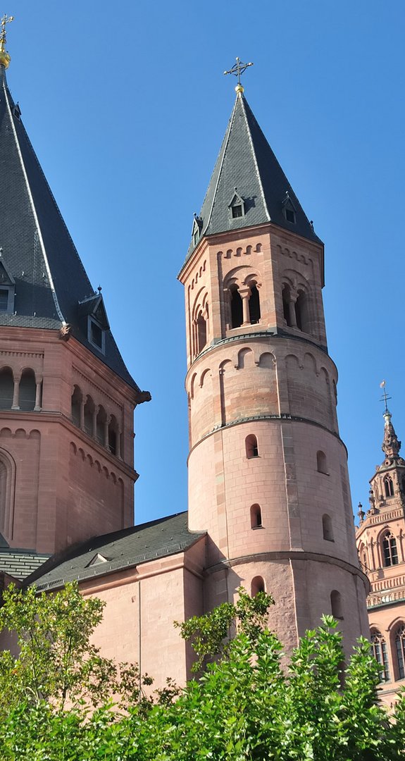Dom in Mainz mit markanten Türmen vor blauem Himmel. ENTEGA als klimafreundlicher Ökostromanbieter in Mainz.