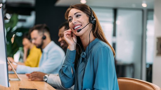 Team im Büro mit Headsets, engagiert im Service. Fokus auf erstklassige Kundenbetreuung für Ökostrom-Kunden.