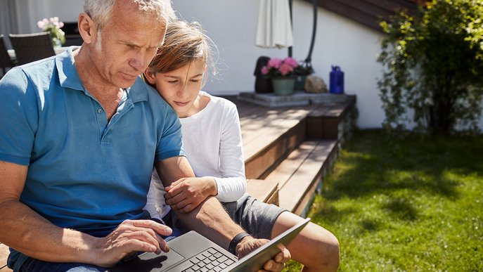 Familie draußen mit Laptop, zeigt die schnelle und unkomplizierte Zählerstandübermittlung an ENTEGA.