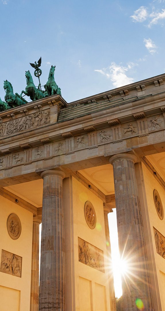 Sonnenstrahlen hinter Brandenburger Tor. ENTEGA als klimafreundlicher Ökostromanbieter in Berlin