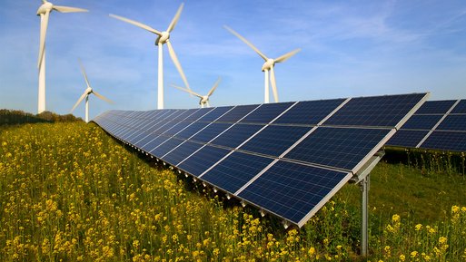 Solar- und Windenergieanlagen auf blühendem Feld. Symbolisiert ENTEGA Ökostrom aus 100 % erneuerbaren Quellen für Klimaschutz.