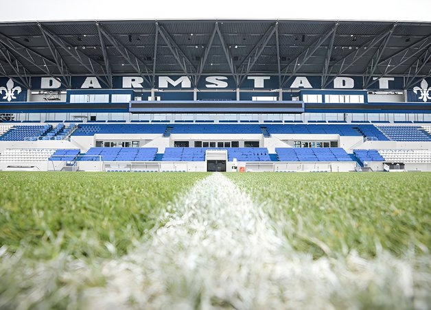 Blick auf die Tribüne des Stadion am Böllenfalltor, Darmstadt.