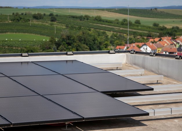 Installation einer Solaranlage auf einem Flachdach.