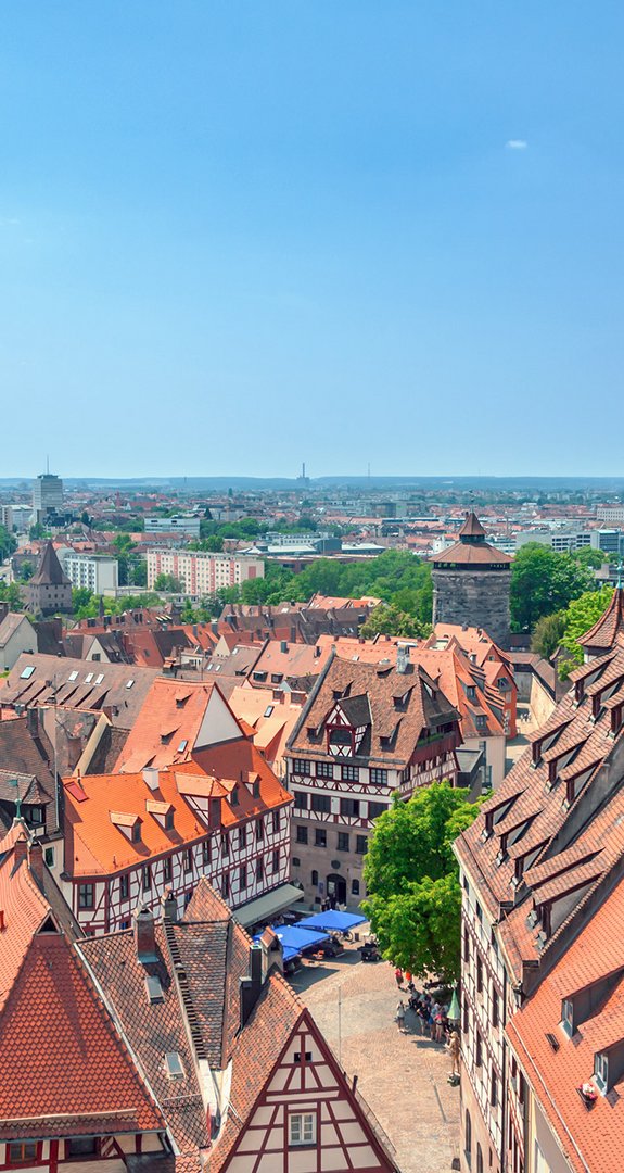 Blick über Nürnbergs Altstadt mit roten Dächern und historischen Türmen, nachhaltige Energieversorgung durch Ökostrom Nürnberg.