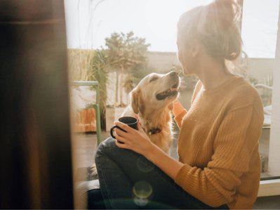 Bild zeigt Frau mit Hund auf der Terrasse. Es geht um die Intro ins Thema Energie.
