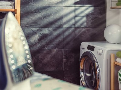 Trockner steht in ordentlicher Waschküche. Selbst beim Stromverbrauch des Wäschetrockners lässt sich Energie sparen.