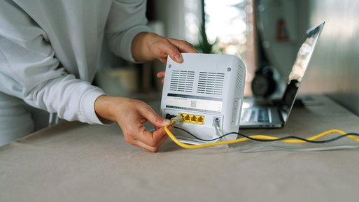 Installation der FRITZ!Box durch Anschließen von Kabeln, zeigt komfortable Nutzungsmöglichkeit des Routers von ENTEGA.