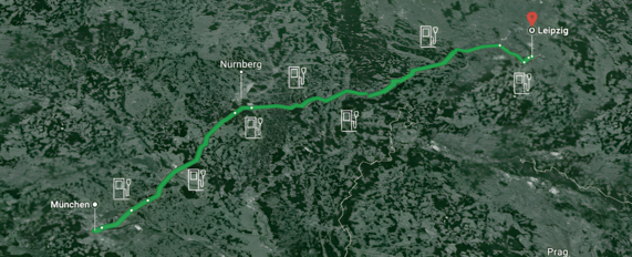 Grafik zeigt die Strecke von Leipzig nach München, an welcher acht Lademöglichkeiten existieren, um das E-Auto zu laden.