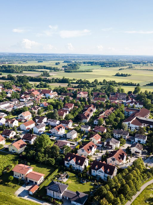 Vogelperspektive auf kleines Dorf.
