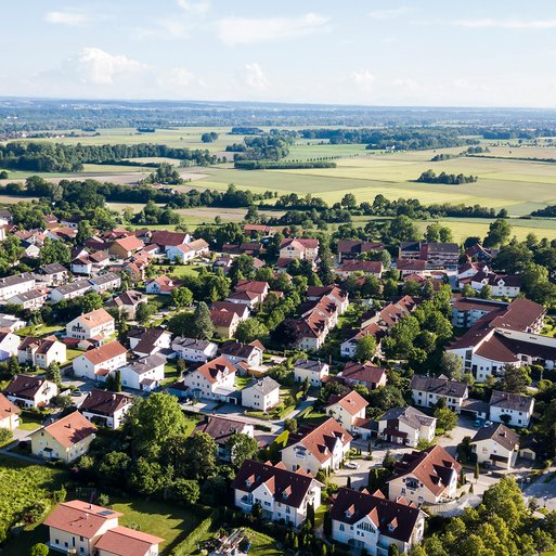 Vogelperspektive auf kleines Dorf.