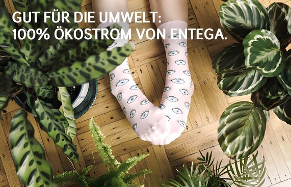 Bild zeigt Füsse auf einem Holzboden mit bunten Socken. Im Bild steht: Gut für die Umwelt: 100 % Ökostrom von ENTEGA. Es geht um den Stromverbrauch der Fußbodenheizung.