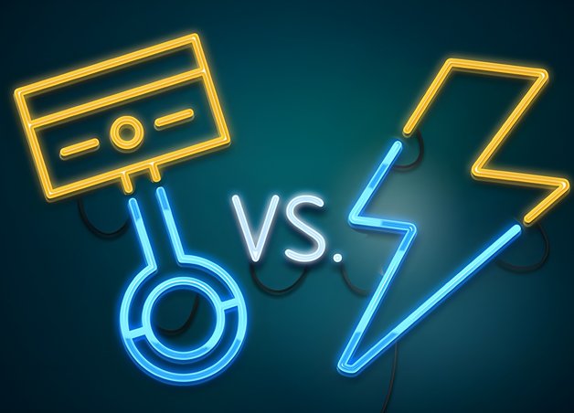 Symbolbild zeigt eine Gegenüberstellung des Verbrennerautos vs. eines Elektroautos