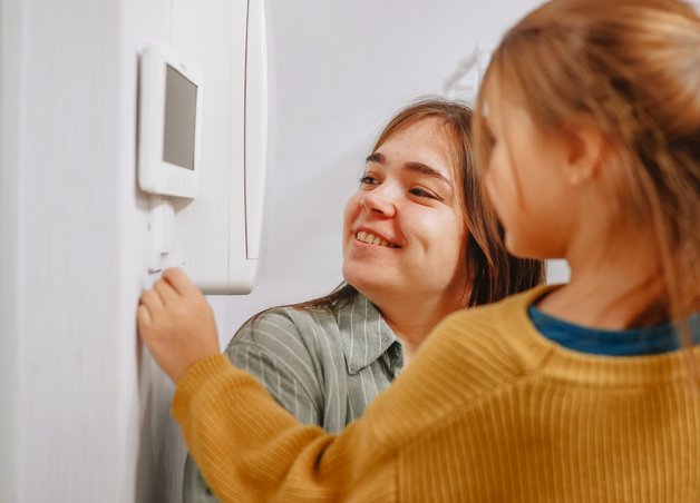 Bild zeigt Kinder an einem Stromzähler – Thema: verschiedene Stromzähler-Arten.