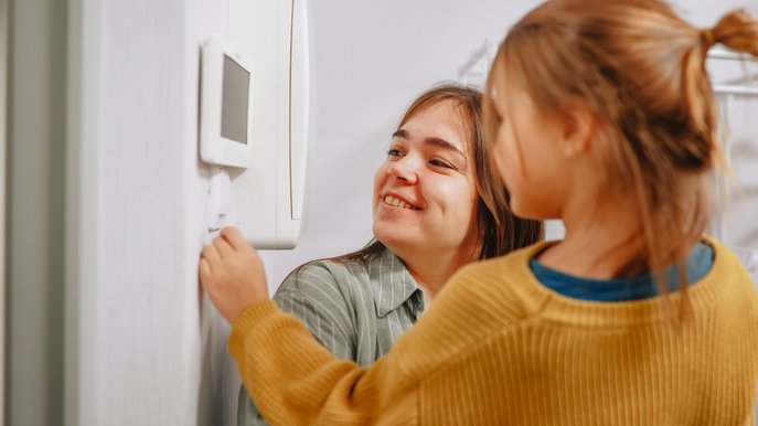 Bild zeigt Kinder an einem Stromzähler – Thema: verschiedene Stromzähler-Arten.