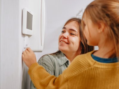 Bild zeigt Kinder an einem Stromzähler – Thema: verschiedene Stromzähler-Arten.