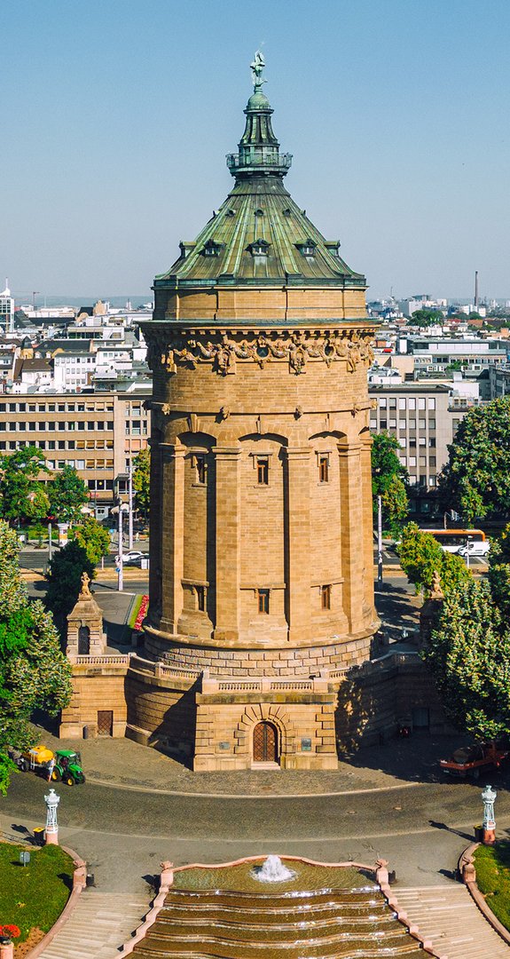 Der Wasserturm in Mannheim umgeben von grünen Bäumen. ENTEGA als klimafreundlicher Ökostromanbieter in Mannheim.