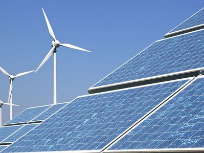 Photovoltaikmodule und Windkraftanlagen in Landschaft; eine Kombination erneuerbarer Energien, wichtig für den Strommix Deutschland.