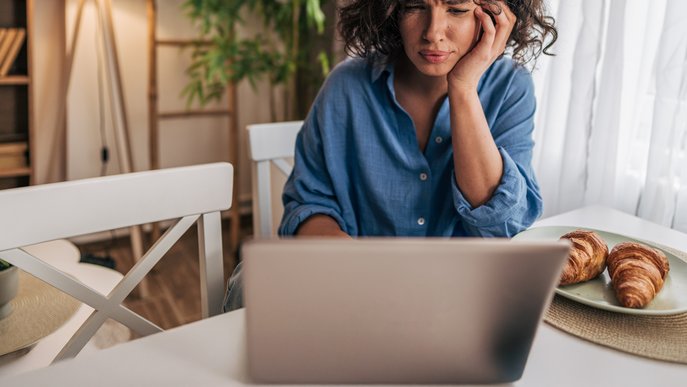 Frau sitzt konzentriert am Laptop. Verdeutlicht die Nutzung des Online-Formulars zur Schadensmeldung.