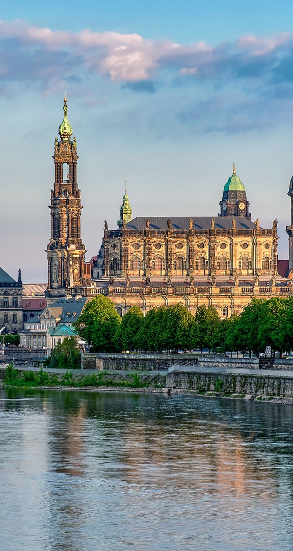 Historische Altstadt von Dresden mit Frauenkirche und Elbe, grüne Uferpromenade, Symbol für nachhaltige Stadt und Ökostrom Dresden.