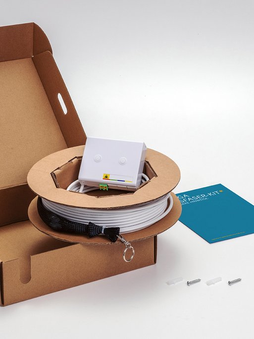 Ausgepacktes ENTEGA Glasfaser-Kit mit Kabelspule und Installationsmaterial, bietet unkomplizierte Montageoption für Zuhause.