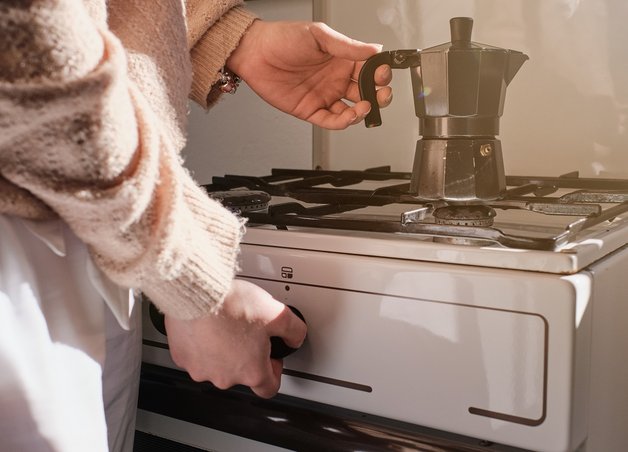 Bild zeigt Espressokocher auf einem Gasherd – regelmäßige Wartung der Gastherme sorgt für sichere und effiziente Nutzung von Gas im Alltag.