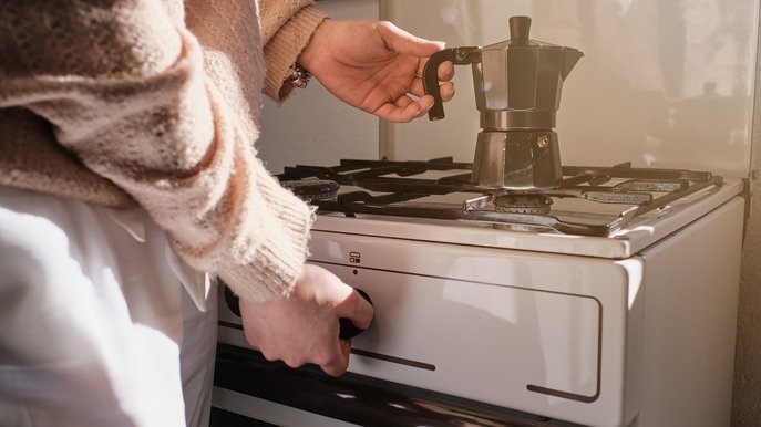 Bild zeigt Espressokocher auf einem Gasherd – regelmäßige Wartung der Gastherme sorgt für sichere und effiziente Nutzung von Gas im Alltag.