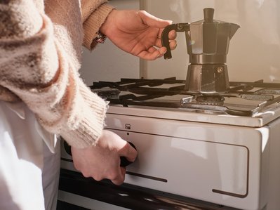 Bild zeigt Espressokocher auf einem Gasherd – regelmäßige Wartung der Gastherme sorgt für sichere und effiziente Nutzung von Gas im Alltag.