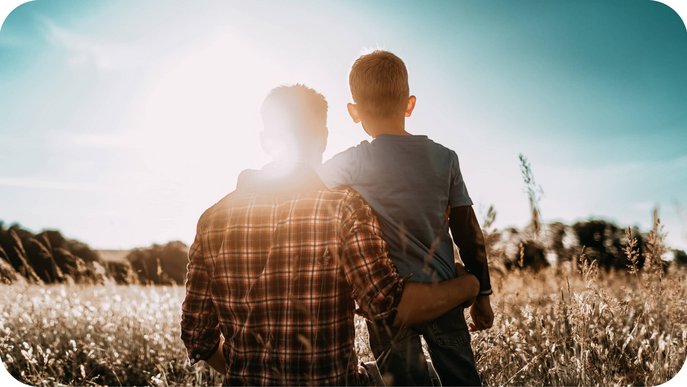 Stimmungsbild mit Vater und Sohn im Sonnenlicht