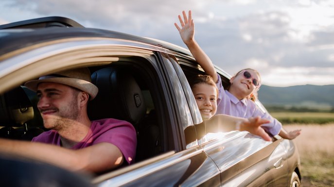 Bild zeigt ein Auto mit einem Mann und zwei Kindern – Thema: KFZ-Steuer fürs Elektroauto.