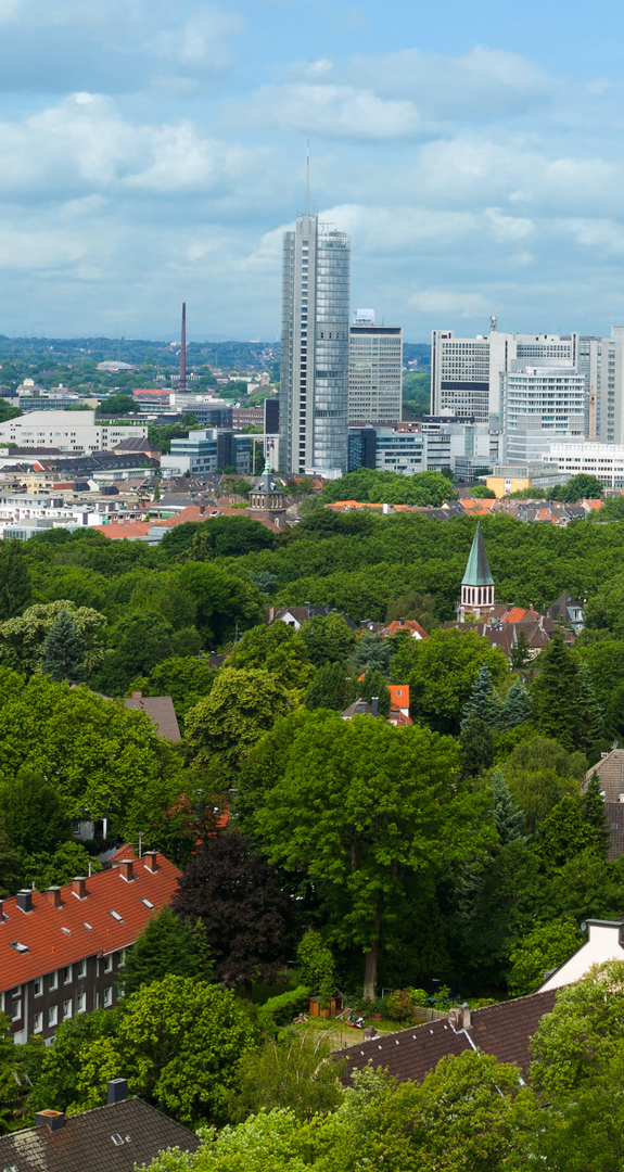 Stadtansicht Essen mit viel Grün, Wohn- und Geschäftsbauten; betont die Bedeutung von Ökostrom Essen für eine lebenswerte Stadt.
