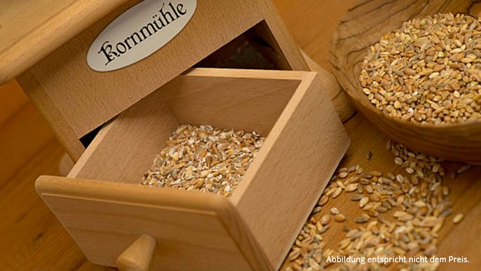Kornmühle aus Holz, Schublade mit frisch gemahlenem Schrot, Holzschale mit Körnern.