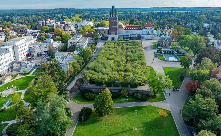 Panorama der Mathildenhöhe in Darmstadt, mit Grünflächen und markanten Gebäuden. Symbolbild für den fortschreitenden Glasfaserausbau.