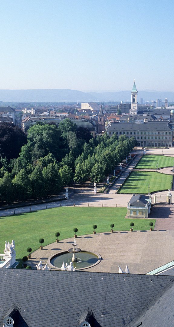 Schloss Karlsruhe mit weitläufigem Park, grüne Oase in der Stadt, steht für Ökostrom Karlsruhe und umweltfreundliche Energie.